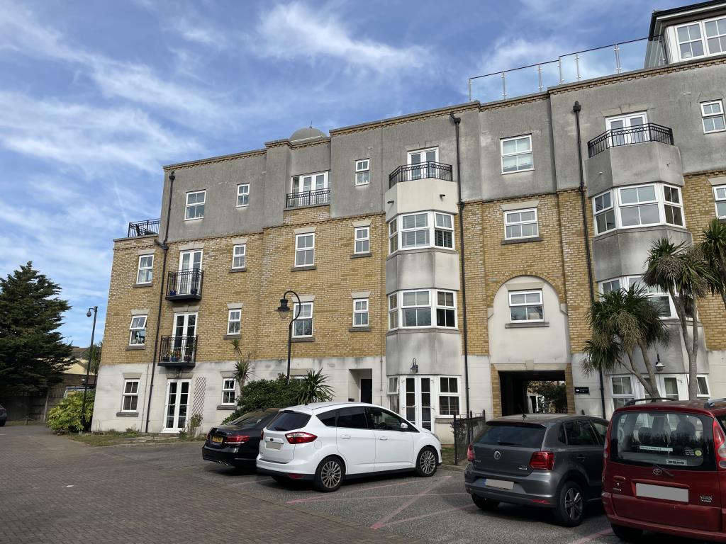 Lot: 86 - TWO BEDROOM FLAT FOR INVESTMENT - outside view from front of block